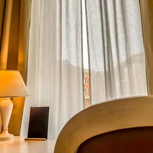 Otel Liberty, Cenova